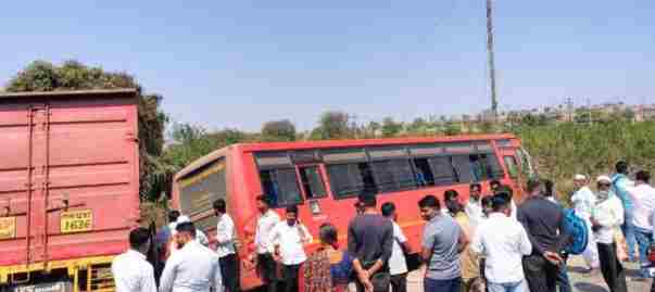 Tempo bus accident, ST bus directly entered the field