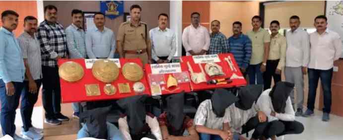 Gang arrested for stealing 51 tolas of gold from Mahalaxmi temple