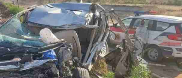 Tempo and car collide in horrific accident, woman killed