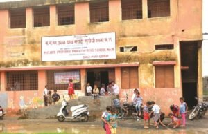 Ahmednagar: Students should not sit in dangerous buildings.