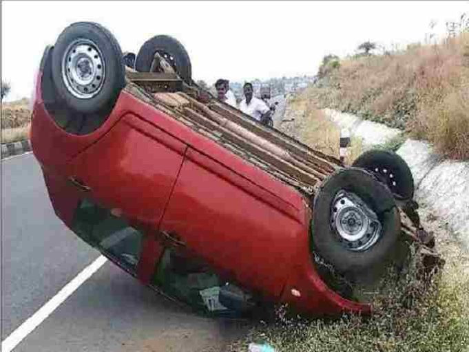 sangamner Taluka News Inverted Swift car in single deficit