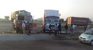 sangamner taluka news Truck collapsed on the container