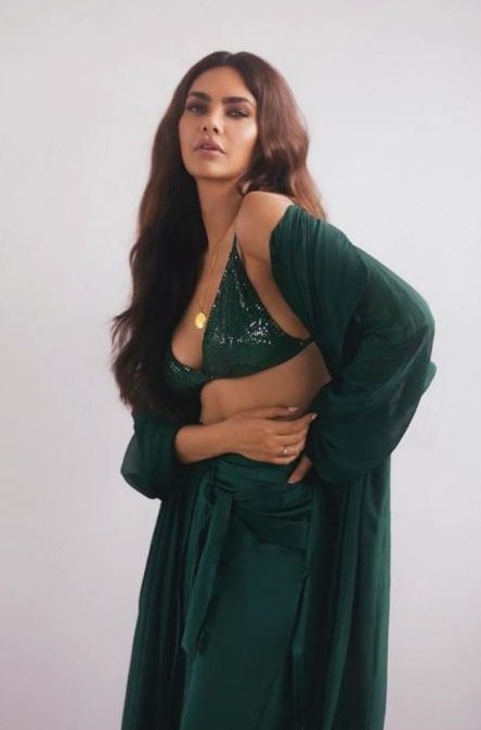 Isha Gupta hot Bikini bold photos1