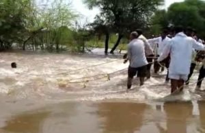 Nevasa villagers rescued the youth who was swept away by the floods