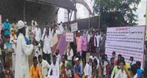 Agitations in front of Rohit Pawar's office