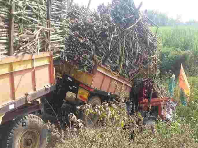 Karjat sugarcane tractor plunged into a ditch on the side of the road