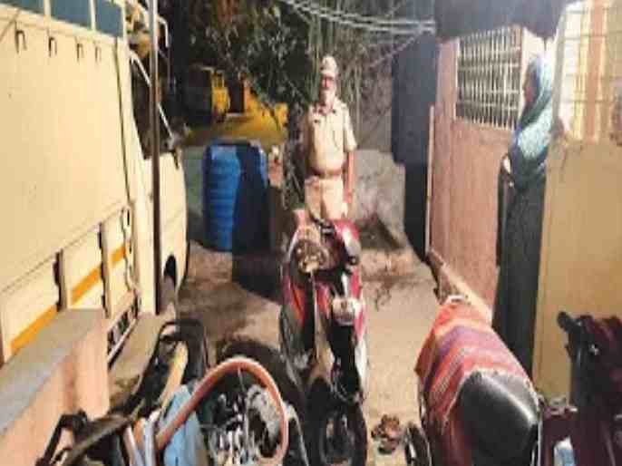 Ahmednagar tempo and the two-wheeler in front of the house were set on fire