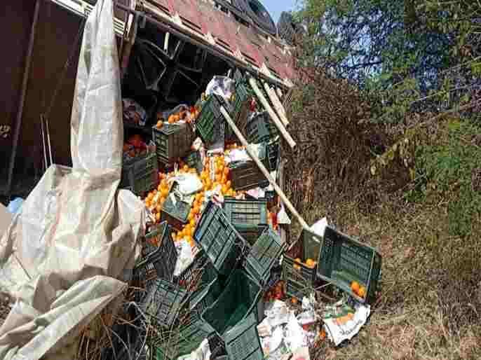Truck carrying oranges overturned on Nashik-Pune highway Sangamner