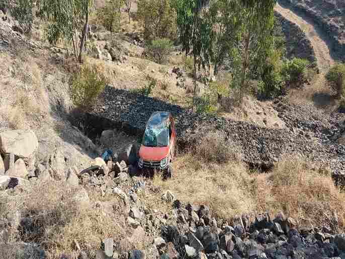 Sanagmner car crashed in a 60 feet valley in Mahuli Ghat