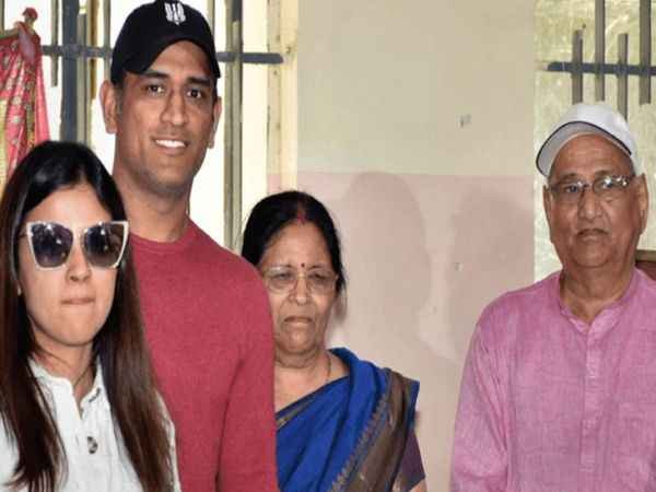 MS Dhoni parents infected with corona