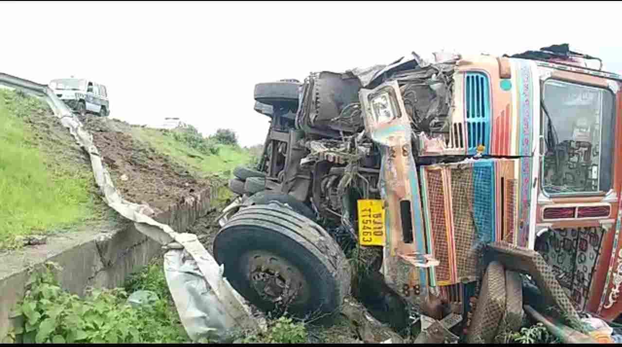 Accident truck crashed near Dolasane flyover on Nashik-Pune highway