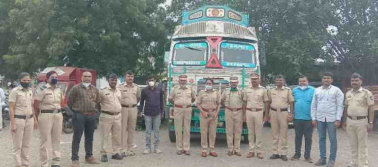 Sangamner Police arrested a gang of robbers along with a truck 24 hours