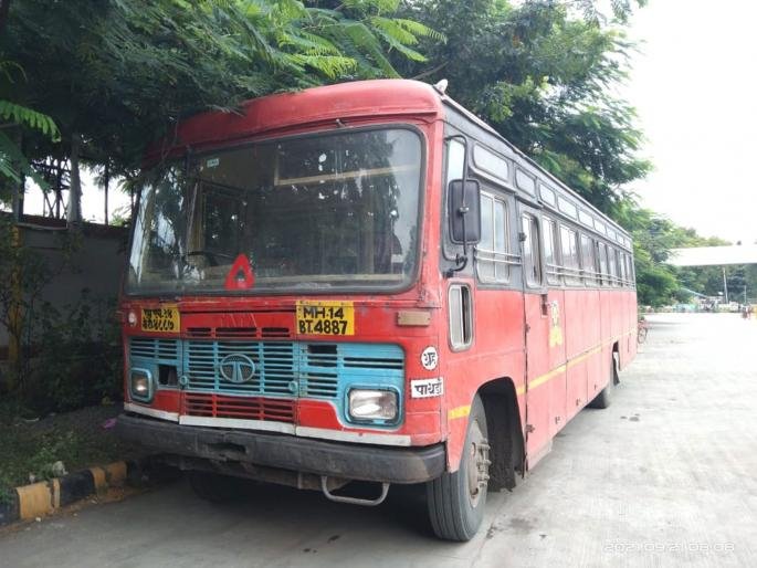 Sangamner News driver committed suicide by hanging himself in the bus