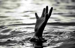 Ahmednagar News Today Baap Leka dies while rescuing a drowning child