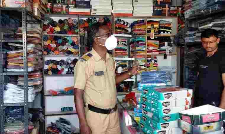 Shiv Collection cloth shop theft in Sangamner taluka