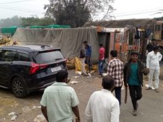 Rahuri Accident truck carrying apples overturned on the road
