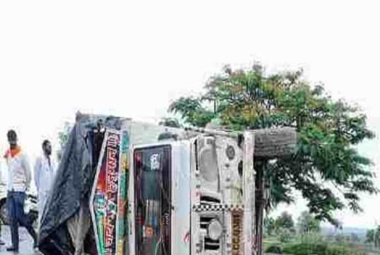 Accident due to reversal of pickup of returning Warkaris pathardi