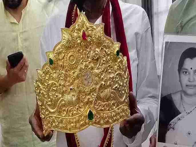 Offering a gold crown worth 40 lakh rupees at the feet of Shirdi SaiBaba