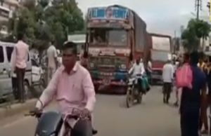 two-wheeler accident with a truck, unfortunate death of a woman after being found under the wheel