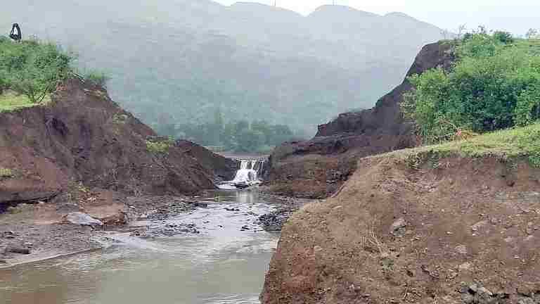 Heavy Rain embankment of Phalvihirwadi burst, 40 wells buried