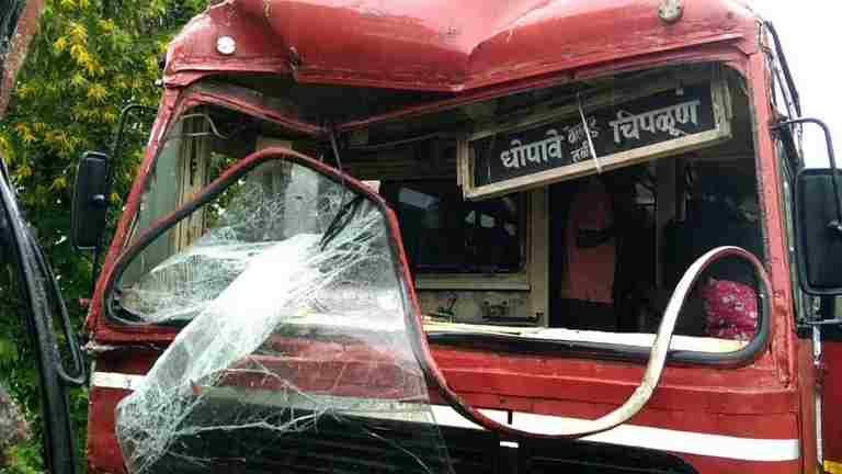 Two buses of ST corporation collided head-on in a terrible accident