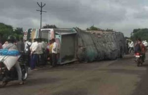 ahmednagar accident-truck-carrying-sacks-of-cement-overturned