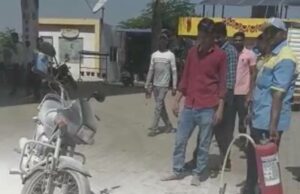 two-wheeler that came to fill petrol at a petrol pump caught fire