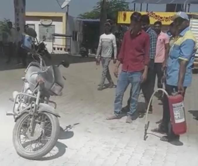 two-wheeler that came to fill petrol at a petrol pump caught fire