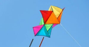 While flying a kite, he fell from the third floor and fell down