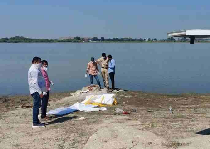 Murder Case dead body found in Bhima river, cut into five pieces and headless