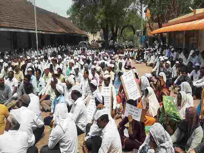 government employees at Akole Tehsil proclaiming 'One Mission Old Pension'
