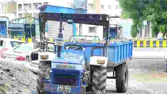 Sangamner Crime sand stealing tractor was caught