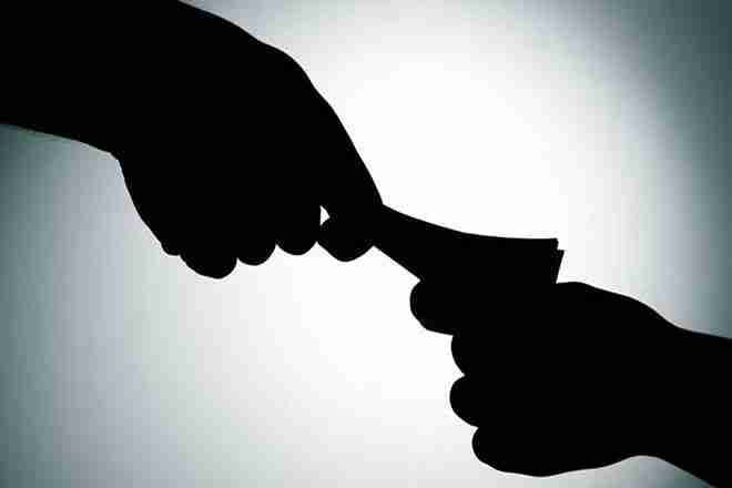 Police sub-inspector caught taking bribe of 15,000