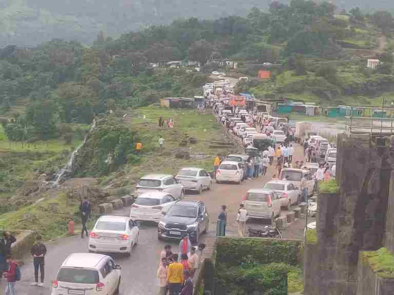 Bhandardara Dam is full of tourists, there is a big traffic jam due to overcrowding