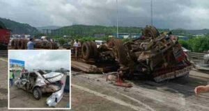 container overturned and the car was crushed, two died on the spot