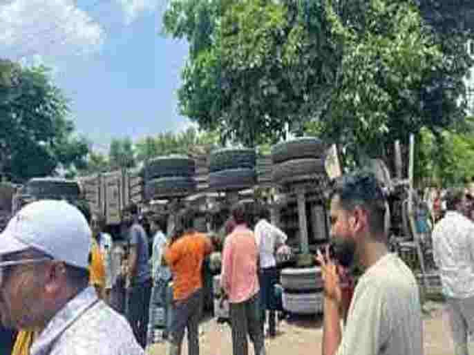 Accident cement bulker overturned in front of Zilla Parishad School Four or five little girls crawled