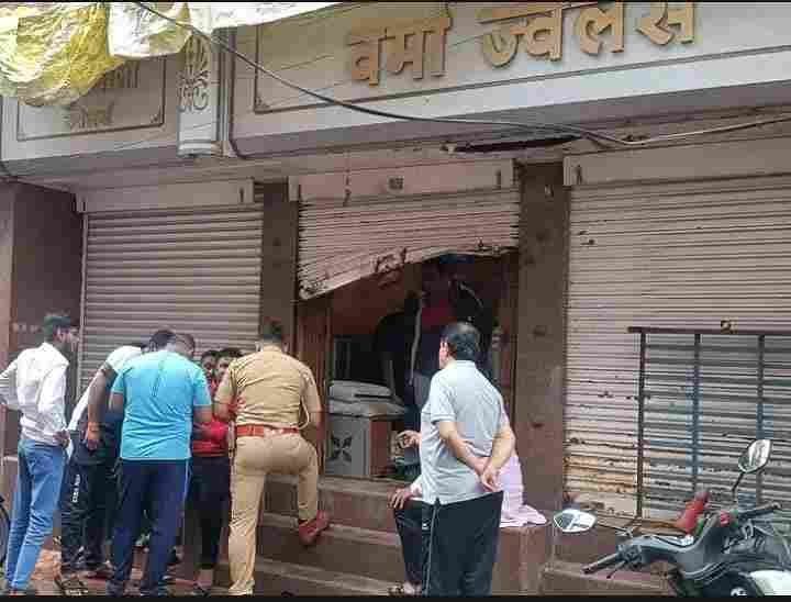 Armed robbery at jewelers in Saraf Bazar