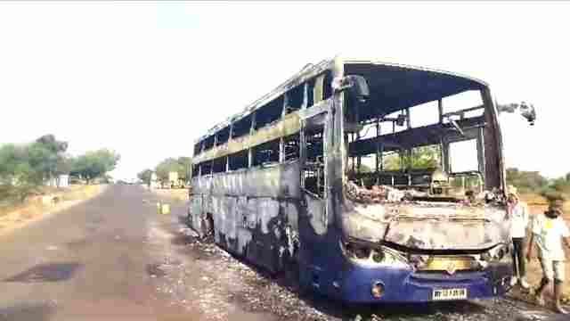 Running bus full of passengers suddenly caught fire, the bus was gutted