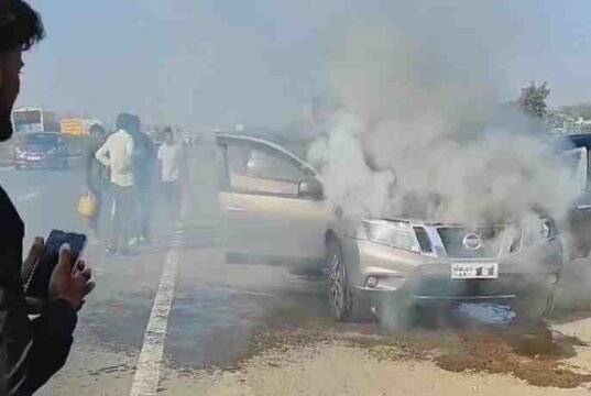 moving car caught fire on the Mumbai Nashik highway