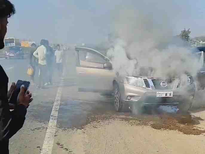 moving car caught fire on the Mumbai Nashik highway