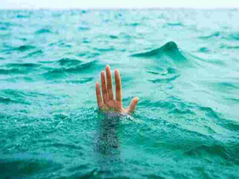 Four drowned while rescuing a boy who went down to swim in the river