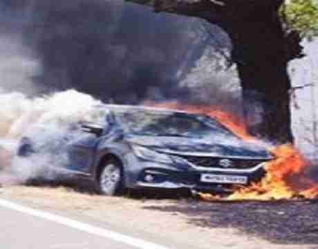 car was burnt by the burst of crackers