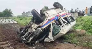 Excise officials' car crashes while chasing a vehicle one dead