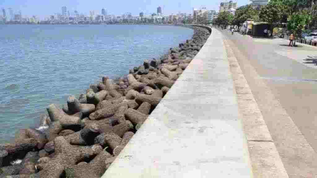 Suicide of a young woman in the sea at Marine Drive