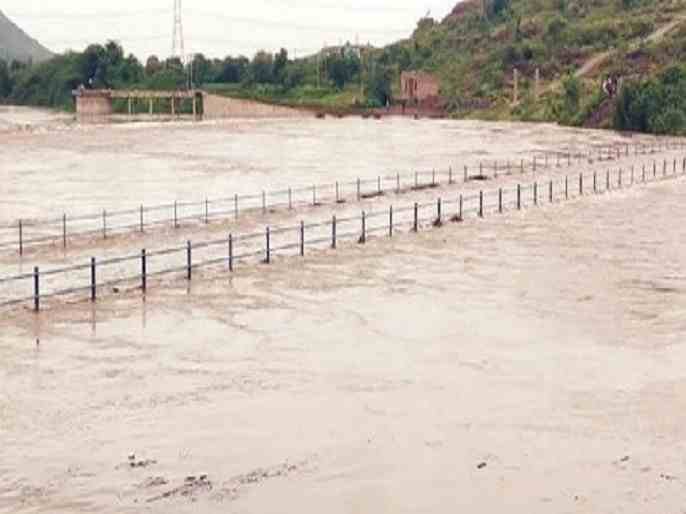 Mula River floods Water from this bridge