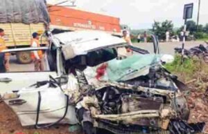 Truck and car face-to-face accident, youth dies