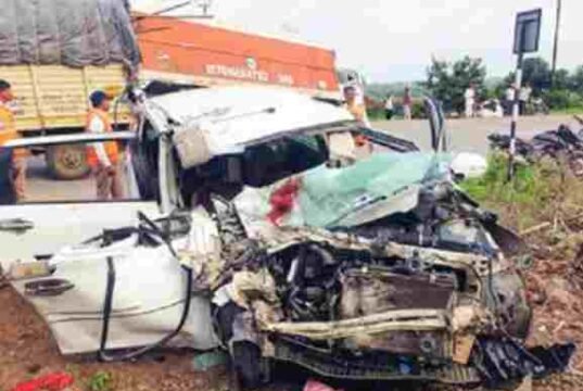 Truck and car face-to-face accident, youth dies