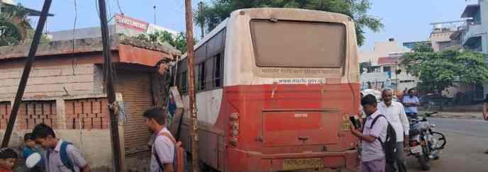 Accident driver lost control of the ST bus, the bus rammed directly into the shop