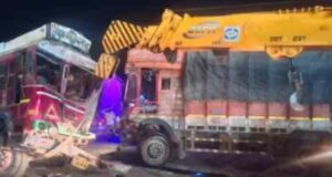 Two vehicles collide head-on on Nashik-Pune highway