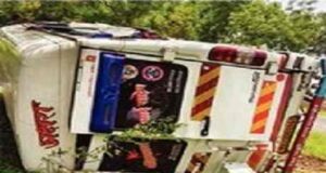 Mini bus overturns, 10 passengers injured